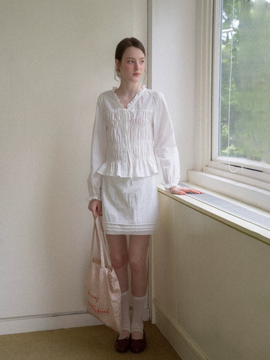 EGGKA ruffle-edge V-neck pleated long-sleeve shirt white large view