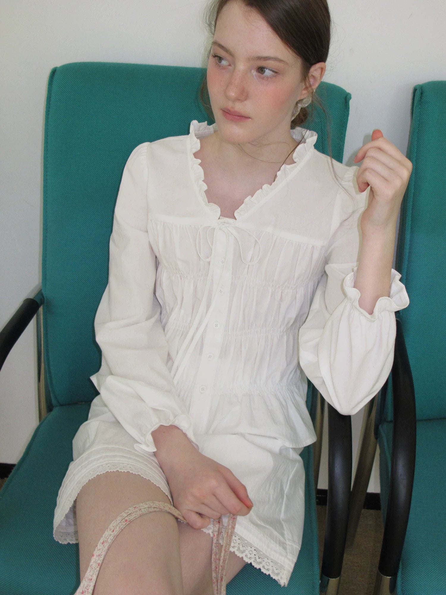 EGGKA ruffle-edge V-neck pleated long-sleeve shirt white small view